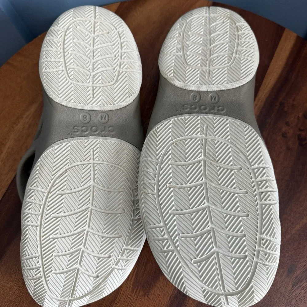 Crocs Swiftwater Deck Flip Flop Sandals Men's 8 Beige Khaki Iconic Comfort Thong